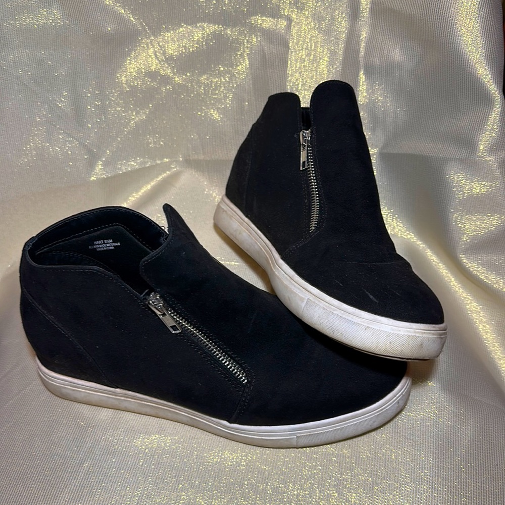 Cushionaire Hidden Wedge Black Sneakers.